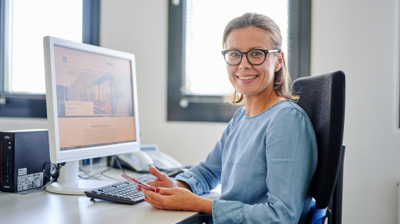 Employee on the phone to support customer from iTD